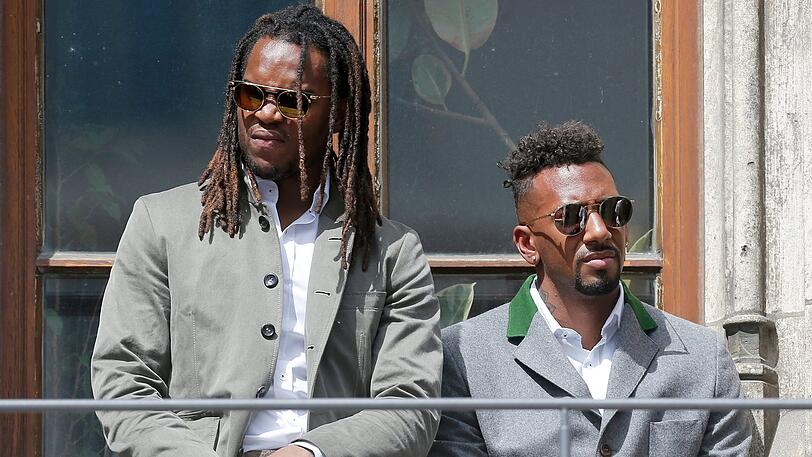 Wirkten schon bei der Meisterfeier des FC Bayern Ende Mai nicht sonders glücklich: Renato Sanches (l.) und Jérôme Boateng auf dem Rathaus-Balkon in München.