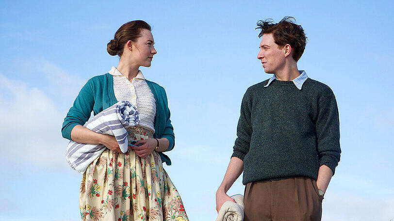 "Brooklyn - Eine Liebe zwischen zwei Welten": Eilis (Saoirse Ronan) fühlt sich zu Jim (Domhnall Gleeson) hingezogen