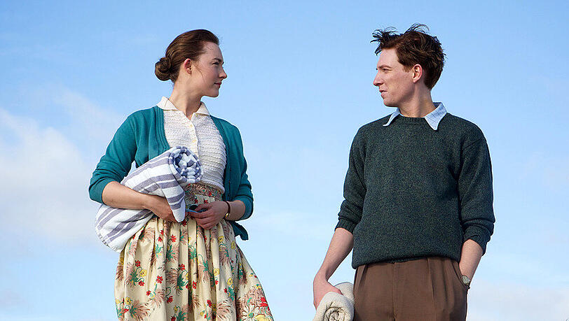 "Brooklyn - Eine Liebe zwischen zwei Welten": Eilis (Saoirse Ronan) fühlt sich zu Jim (Domhnall Gleeson) hingezogen "Brooklyn - Eine Liebe zwischen zwei Welten": Eilis (Saoirse Ronan) fühlt sich zu Jim (Domhnall Gleeson) hingezogen