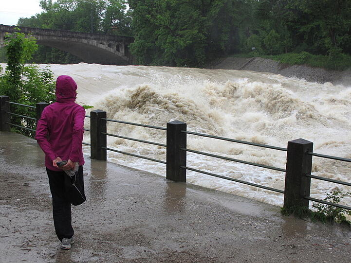 Die reißende Isar am Montagmittag vor genau einem halben Jahr. Die Bilder.