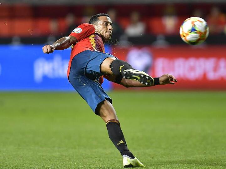 Thiago Alcántara schießt auf das gegnerische Tor. Foto: Alvaro Barrientos/AP/dpa/Archivbild