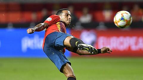 Thiago Alcántara schießt auf das gegnerische Tor. Foto: Alvaro Barrientos/AP/dpa/Archivbild