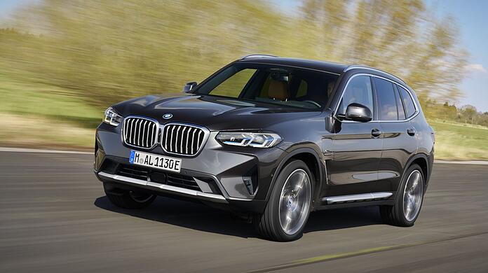 Der BMW X3 rollt ab dem Spätsommer 2021 optisch und technisch aufgefrischt zu den Kunden.