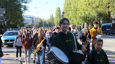 Mit viel Musik (und Getöse) feiern die Schüler des Maxgymnasiums ihren Weg nach Hause - zum Stammschulhaus in Schwabing an der Münchner Freiheit.