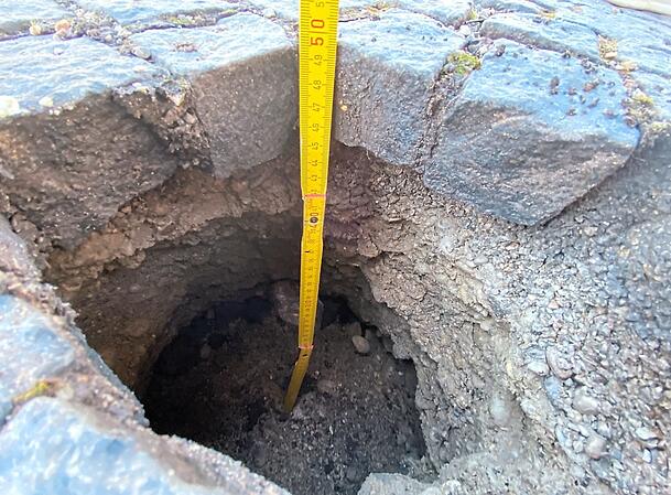 50 Zentimeter reicht der Meterstab hinunter bis zum Boden. Was nicht zu sehen ist: Der Hohlraum dehnt sich unter der Kieselschicht weiter aus.