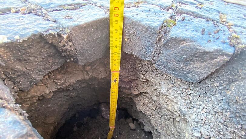 50 Zentimeter reicht der Meterstab hinunter bis zum Boden. Was nicht zu sehen ist: Der Hohlraum dehnt sich unter der Kieselschicht weiter aus.