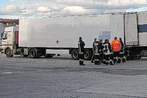 Hier laden Feuerwehr und Gefahrengutexperten den Sprengstoff um