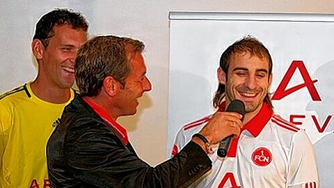 Selbst beim 2:1-Siegtreffer von Javier Pinola (r.) brachte ARD-Reporter Markus Othmer die angebliche Tätlichkeit des Cluberes wieder ins Spiel. Deshalb wird Pino beim nächsten Treffen mit Othmer sicher nicht mehr so fröhlich sein (l.).