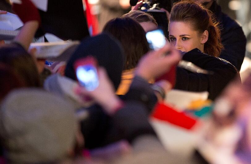 Ausnahmezustand am Freitagabend in Berlin: Bei der Premiere des letzten Teils der Twilight-Saga trafen die Stars Robert Pattinson, Kirsten Stewart, Taylor Lautner und Co. auf jede Menge kreischende und jubelnde Fans. Und zahlreiche Promis wollten sich das Kinoerlebnis ebenfalls nicht entgehen lassen. Sehen Sie hier die Bilder vom roten Teppich und lesen Sie im Text die AZ-Kritik zu "Breaking Dawn 2"...