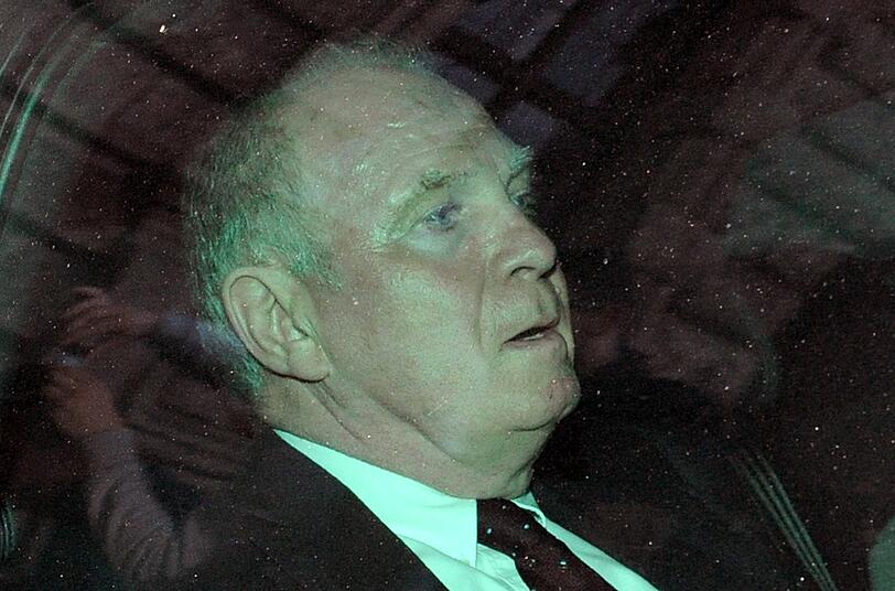 13. März 2014 - Hoeneß wird im Steuerprozess für schuldig befunden. Das Urteil lautet: drei Jahre und sechs Monate Gefängnis - ohne Bewährung. Hoeneß ist sichtlich geschockt, als er das Gericht anschließend verlässt