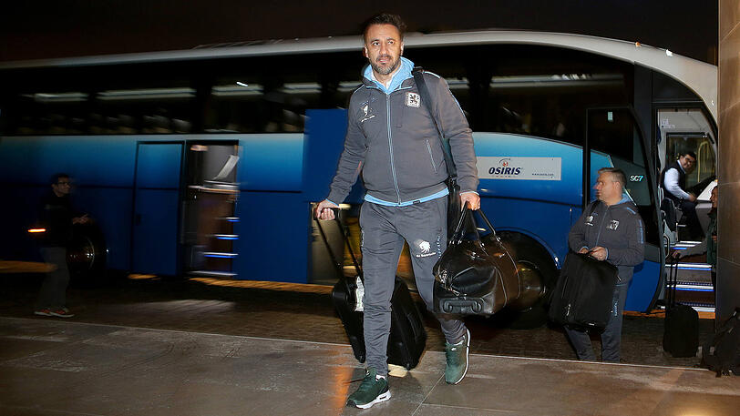 Der neue Trainer der Löwen, Vitor Pereira, kommt im Hotel in Portugal an.