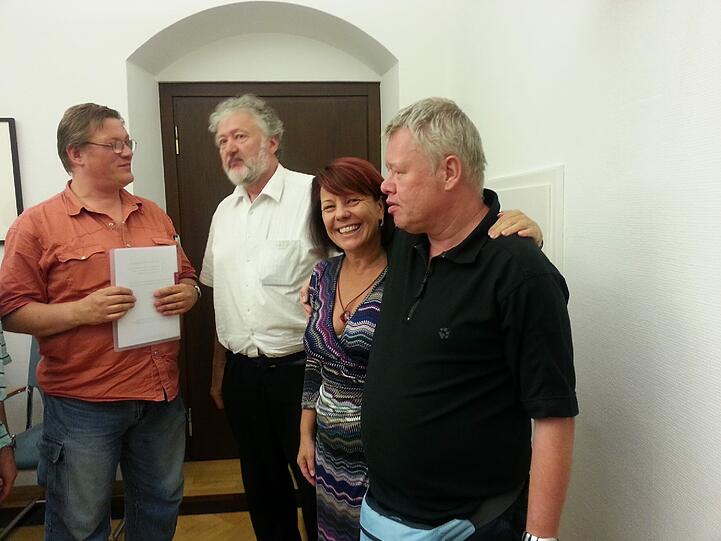 Diana Stachowitz und Reinhard Bauer (2.v.l.) mit zwei Besuchern im Rathaus.