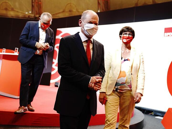 Bundesfinanzminister Olaf Scholz (M) nach seiner Vorstellung als Kanzlerkandidat der SPD durch die Parteichefs Norbert Walter-Borjans (l) und Saskia Esken.