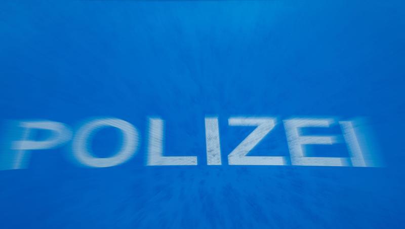 Schriftzug "Polizei" auf der Motorhaube eines Funkstreifenwagens. Foto: Jens Büttner/dpa-Zentralbild/dpa/Symbolbild Schriftzug "Polizei" auf der Motorhaube eines Funkstreifenwagens. Foto: Jens Büttner/dpa-Zentralbild/dpa/Symbolbild