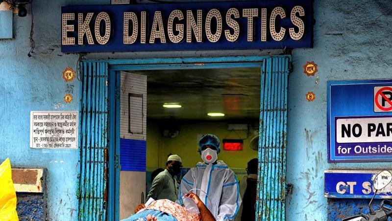 Ein Corona-Patient wird in Kolkata in ein Diagnose-Zentrum gebracht.