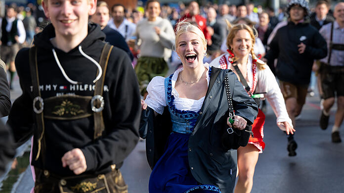Auf die Plätze! Die ersten Wiesnbesucher rennen am Samstag nach dem Einlass zu den Festzelten.