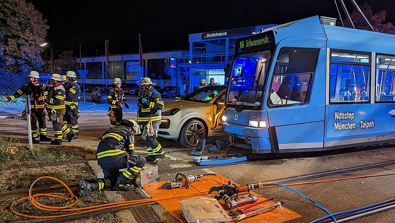 In der Straßenbahn befanden sich zum Zeitpunkt des Unfalls keine Fahrgäste.