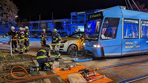 In der Straßenbahn befanden sich zum Zeitpunkt des Unfalls keine Fahrgäste.