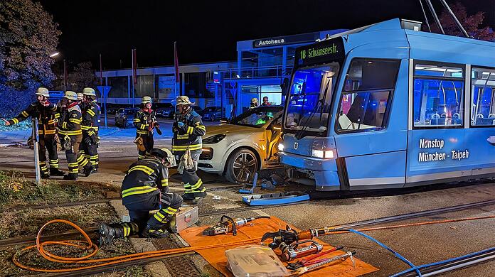 In der Straßenbahn befanden sich zum Zeitpunkt des Unfalls keine Fahrgäste.