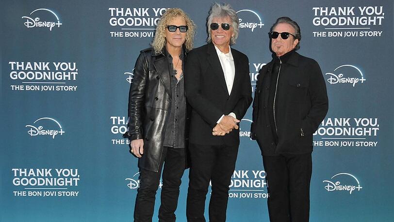 Jon Bon Jovi strahlt mit David Bryan (l.) und Tico Torres (r.) auf dem roten Teppich. Jon Bon Jovi strahlt mit David Bryan (l.) und Tico Torres (r.) auf dem roten Teppich.