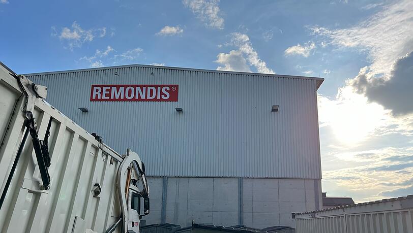 Müllfahrzeug und Container vor einer Remondis-Halle - das Abfallunternehmen ist in vielen Regionen Deutschlands sehr präsent.