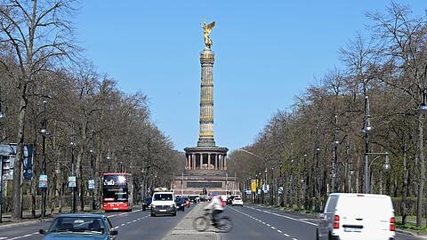 Die Stra&szlig;e wird heute in Helmut-Kohl-Allee umbenannt.