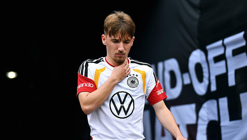 Lennart Karl hat sich beim Abschlusstraining verletzt und musste ins Krankenhaus gebracht werden. Droht dem Bayern-Youngster nun das WM-Aus?