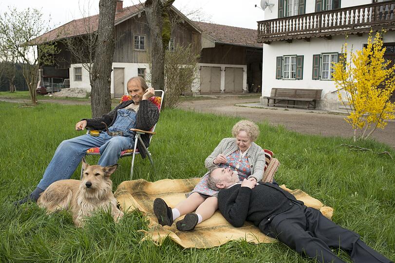 Eine neue Form der Idylle im Hause Eberhofer: Der Papa (Eisi Gulp, links), Hund Ludwig, die Oma (Enzi Fuchs) und ihre Jugendliebe Paul (Branko Samarovski) vertreiben sich die Zeit im Gras. Eine neue Form der Idylle im Hause Eberhofer: Der Papa (Eisi Gulp, links), Hund Ludwig, die Oma (Enzi Fuchs) und ihre Jugendliebe Paul (Branko Samarovski) vertreiben sich die Zeit im Gras.