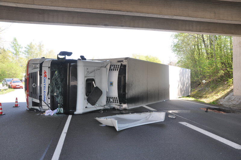Auf der B 12 bei Simbach kippte ein Lkw um.