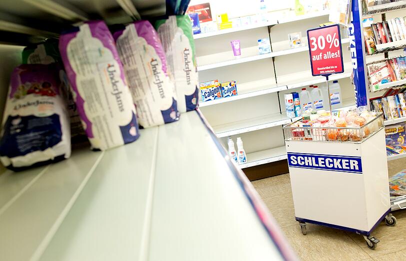 Einige betroffene Schlecker-Läden hatten schon in den vergangenen Tagen zugemacht. Heute werden auch die letzten der 2200 auf der Streichliste stehenden Filialen endgültig geschlossen. 11 000 Schlecker-Beschäftigte blicken in eine ungewisse Zukunft.
