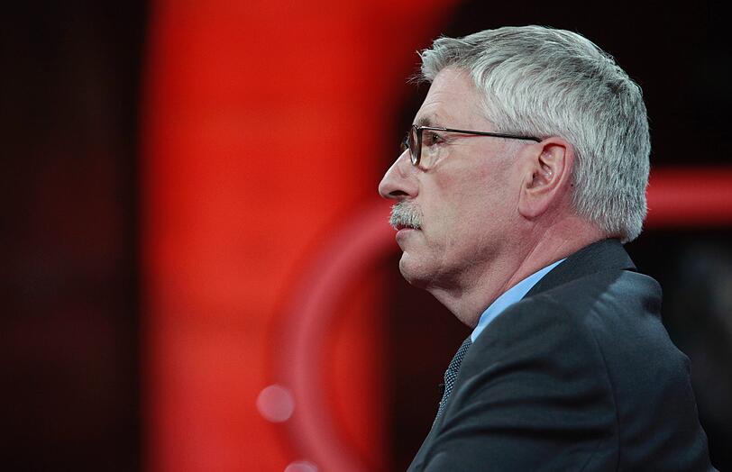 Sarrazin argumentierte, dass schon Altkanzler Helmut Schmidt Ende
2011 auf einem SPD-Parteitag einen Bogen geschlagen habe von der
deutschen Schuld am Holocaust bis zur gemeinsamen Währung.