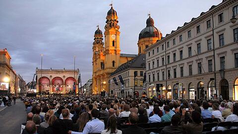 Der Bayerische Rundfunk kürzte aus Gewitterfurcht das Konzert auf dem Odeonsplatz &ndash; dabei tröpfelte es nur kurz vor 22 Uhr ein paar Sekunden lang.