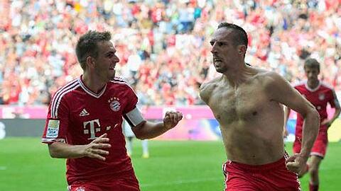 Die "nackte Kanone": Torschütze Franck Ribéry lässt sich von Philipp Lahm (l.) nach dem Tor zum 1:0 feiern.