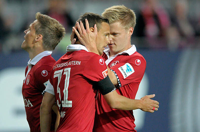 Chris Löwe feiert gemeinsam mit seinem Teamkollegen Jean Zimmer sein Tor zum 1:0 gegen Bundesliga-Absteiger Paderborn.