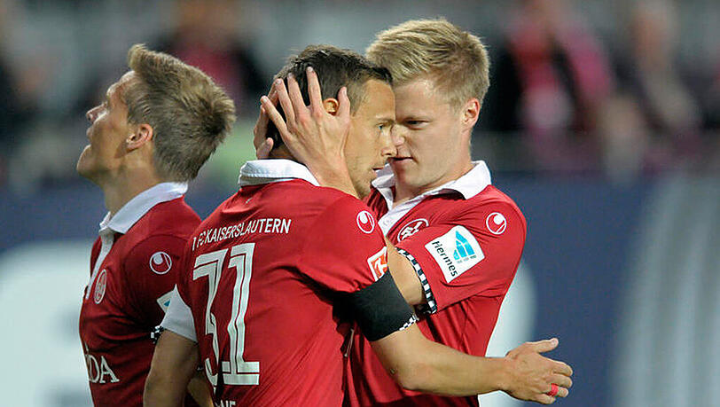 Chris Löwe feiert gemeinsam mit seinem Teamkollegen Jean Zimmer sein Tor zum 1:0 gegen Bundesliga-Absteiger Paderborn. Chris Löwe feiert gemeinsam mit seinem Teamkollegen Jean Zimmer sein Tor zum 1:0 gegen Bundesliga-Absteiger Paderborn.