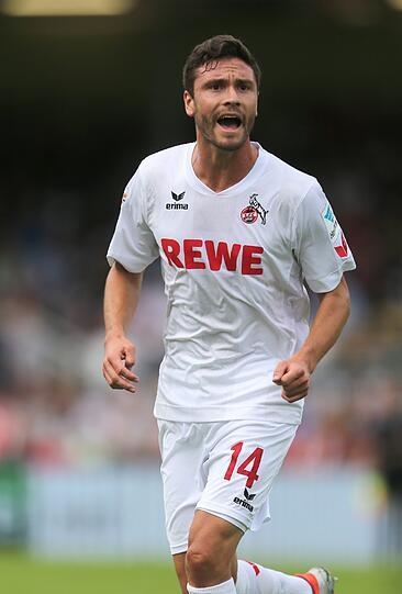 12. 1. FC Köln: Die Kölner klettern von Platz 16. Das Trikot mit dezenten Melangestreifen und großem, roten Sponsorendruck auf weißem Grund wirkt zwar aus der Ferne immer noch wie ein Give-away T-Shirt, ist von Nahem allerdings durch die breiten zartgrauen Vertikalstreifen recht ansehbar. Die Netzeinsätze an den Seiten sind funktionell, allerdings durch das aufgesetzte Bändchen etwas schlecht verarbeitet. Die Bündchen an den Ärmeln hätten noch etwas mehr Pepp vertragen können.