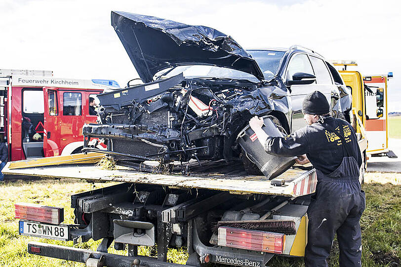 Die Bilder vom Kreuzungscrash bei Tittmoning mit insgesamt vier Verletzten.
