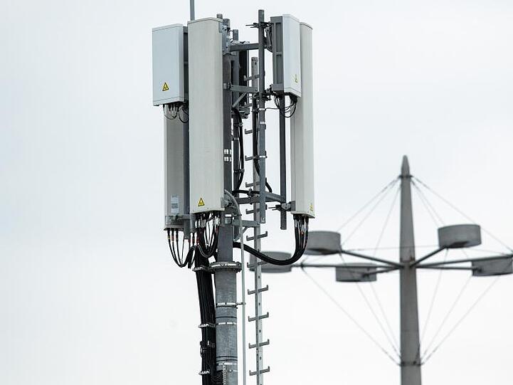 Telekombranche aktiviert 5G-Masten für besseren Mobilfunk-Speed.