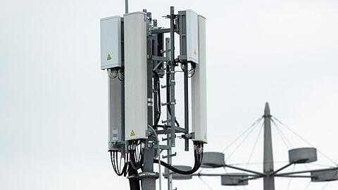 Telekombranche aktiviert 5G-Masten für besseren Mobilfunk-Speed.