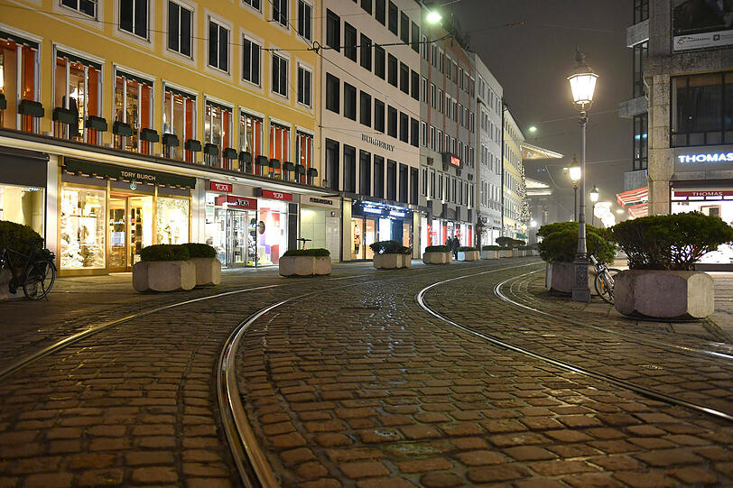 Auch ein paar Meter weiter in der Perusastraße ist am Dienstagabend nichts los.