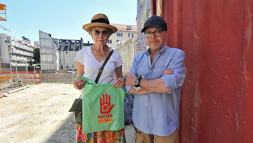 Marianne Ott-Meimberg und Stefan Sasse vor der Baulücke in der Türkenstraße 52. Marianne Ott-Meimberg und Stefan Sasse vor der Baulücke in der Türkenstraße 52.
