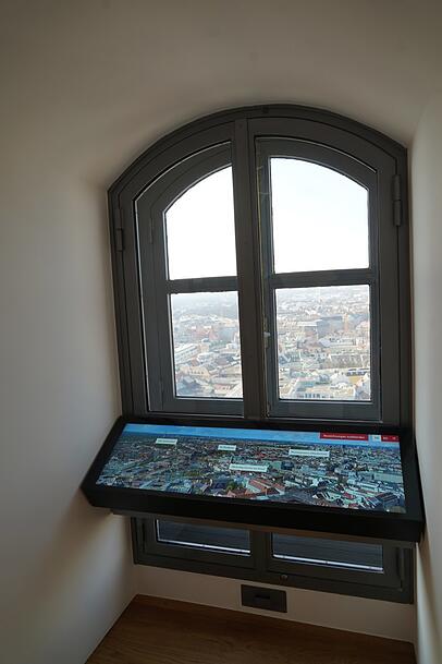 Touchscreens im Turm helfen bei der Orientierung. Touchscreens im Turm helfen bei der Orientierung.