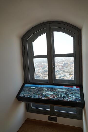 Touchscreens im Turm helfen bei der Orientierung.