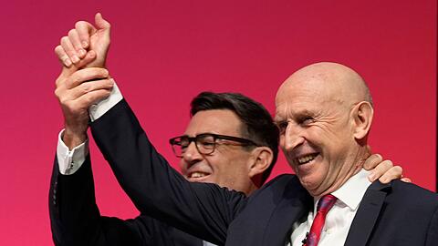 Zeigen sich guter Dinge: Premierminister Andy Burnham (l) und Finanzminister John Healey. (Archivbild)