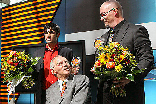 Bundesinnenminister Wolfgang Schäuble mit den beiden couragierten Preisträgern