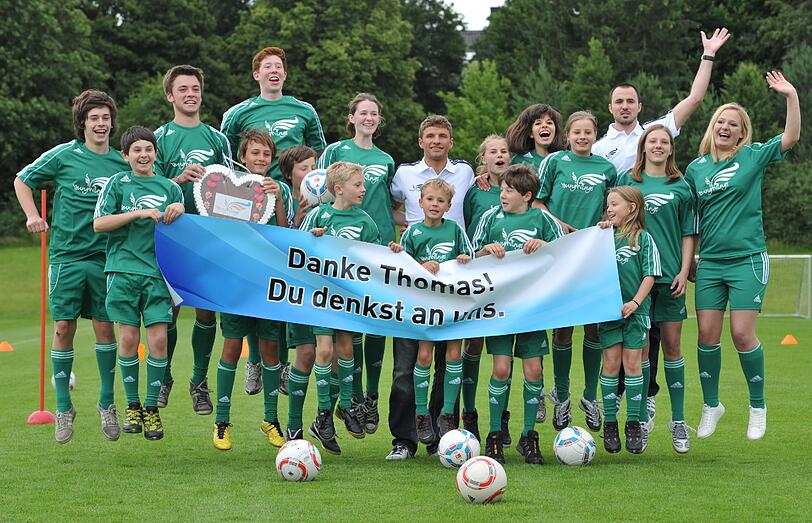 Der Fußball-Nationalspieler Thomas Müller wird als Botschafter in den nächsten Jahren das Jugendprojekt &bdquo;YoungWings&ldquo; unterstützen.