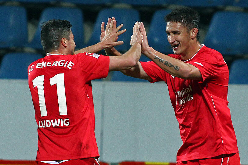 Vorlagengeber Alex Ludwig und Torschütze Mustafa Kucukovic bejubeln den 1:0-Siegtreffer für Cottbus.