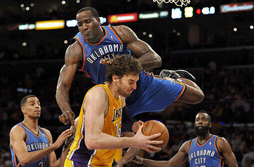 Dort bekämpfen sich Oklahoma City Thunder und die Los Angeles Lakers.