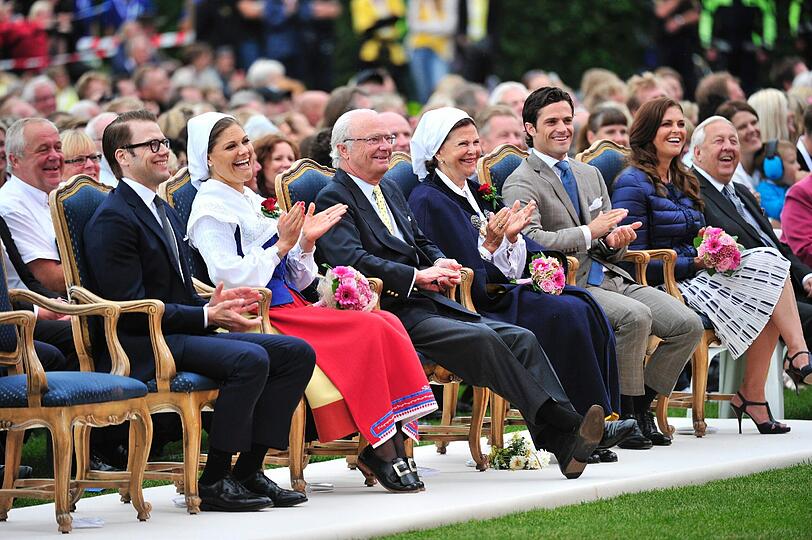 Seit Victorias erstem Geburtstag am 14. Juli 1978 gehört der &bdquo;Victoriatag&ldquo; mit der meist kompletten Königsfamilie zu den festen Hoftraditionen in Schweden. König Carl XVI. Gustaf (66) und Königin Silvia (68) verbringen zusammen mit ihren Kindern und nun auch dem ersten Enkel einen Teil der Sommerferien auf Öland.