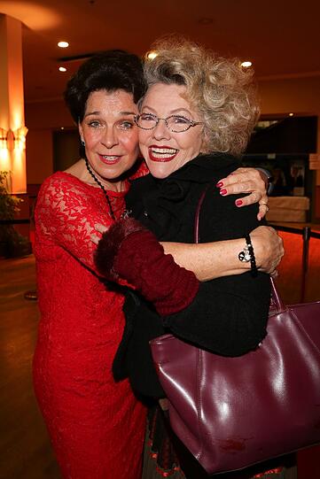 Eine innige Umarmung von Gerda Steiner bekommt Komikerin Veronika von Quast zur Jubiläumstournee "30 Jahre Steiners Theaterstadl" im Paulaner am Nockherberg.